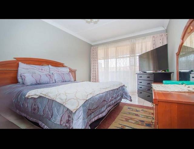 2 BEDROOM APARTMENT FOR SALE IN FLORIDA LAKE